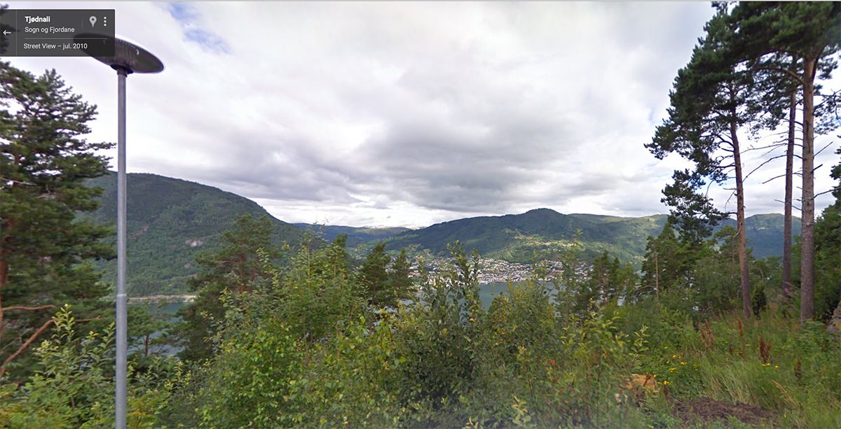 FRÅ GOOGLE: Slik såg det ut sommaren 2010; allereie på god veg mot fjordutsynet. (Skjermdump frå Google Streetview)
