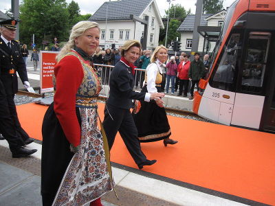 Dronning Sonja opnar Bybana i Bergen. Foto: Jonny Eriksen (Wikimedia Commons)