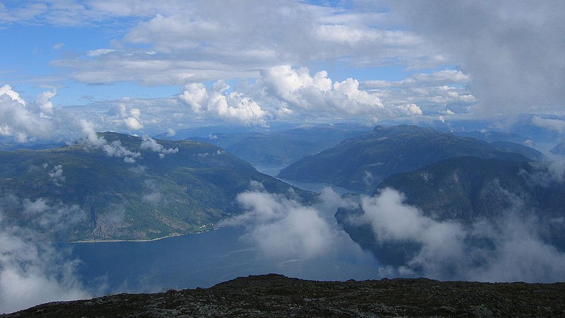 Fimreite til høgre på hi sida av fjorden. Foto: Per Olav Bøyum (Wikimedia Commons)