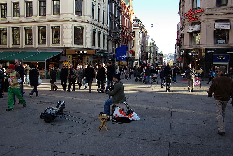 Ein gatemusikant på Karl Johan.