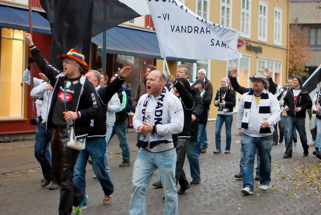 Saftkokaradn i Hønefoss i 2009. Under dei fargerike cowboyhattane skjuler det seg noko meir.