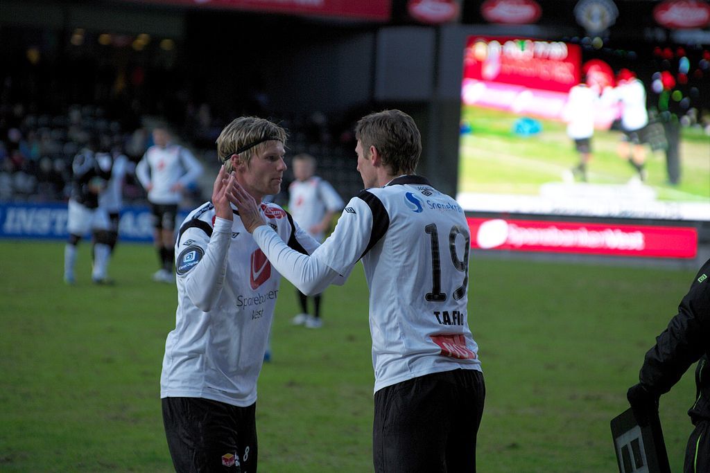 Foto frå Fylkesarkivet i Sogn og Fjordane. Ulrik og Tore André byter i ein kamp mot Hønefoss i 2012. Sogndal tok ein sterk bronsjemedalje denne sesongen.